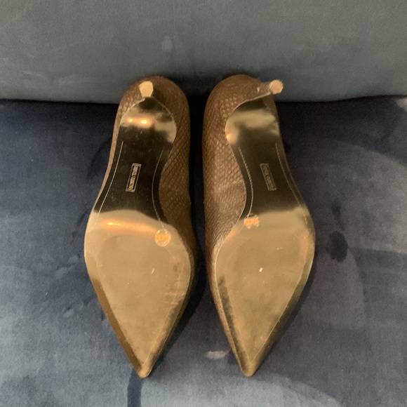 Vince Camuto black snakeskin print pumps - Picture 5 of 5